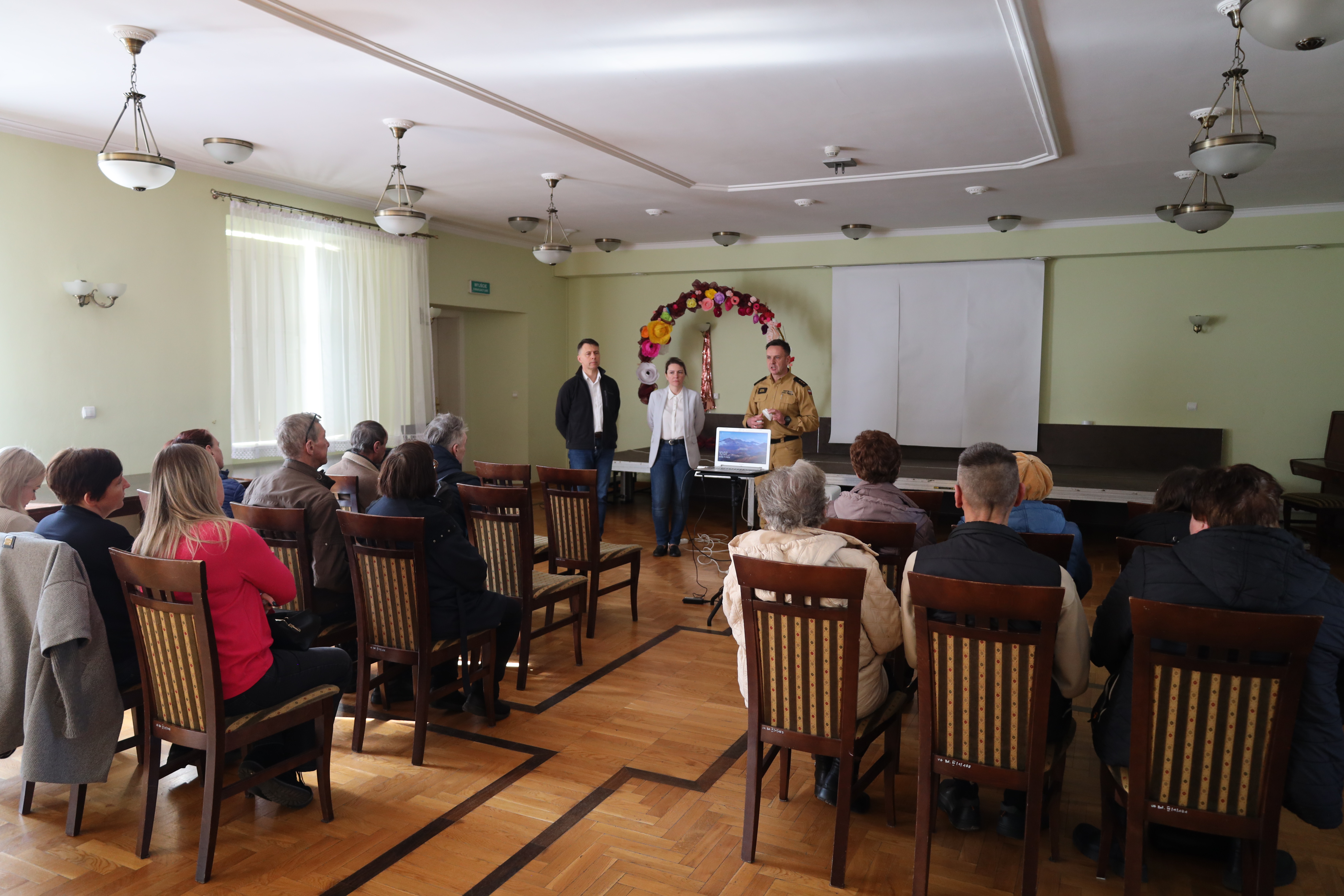 Komenda Powiatowa Państwowej Straży Pożarnej w Olkuszu we współpracy z Wójtem Gminy Bolesław w dniu 04 marca 2026 roku przeprowadziła dystrybucję autonomicznych czujek tlenku węgla oraz dymu wśród najbardziej potrzebujących mieszkańców z terenu Gminy Bolesław (na zdjęciu przedstawiciel Komendy Powiatowej Państwowej Straży Pożarnej w Olkuszu, Kierownik Gminnego Ośrodka Pomocy Społecznej w Bolesławiu i Wójt Gminy Bolesław od lewej).