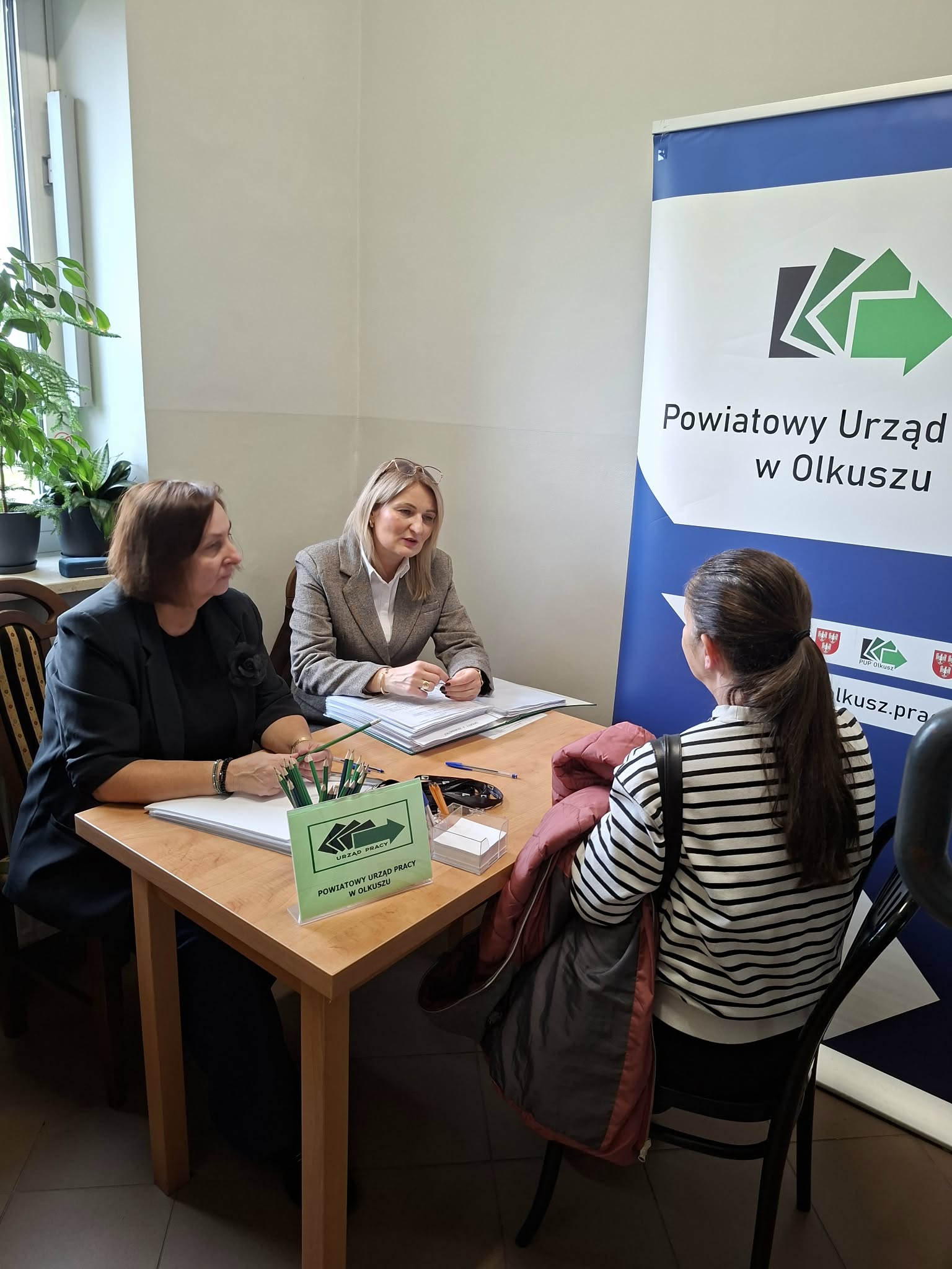 Zdjęcie przedstawia spotkanie pracowników Powiatowego Urzędu Pracy z mieszkańcem Gminy Bolesław w Gminnym Ośrodku Pomocy Społecznej w Bolesławiu