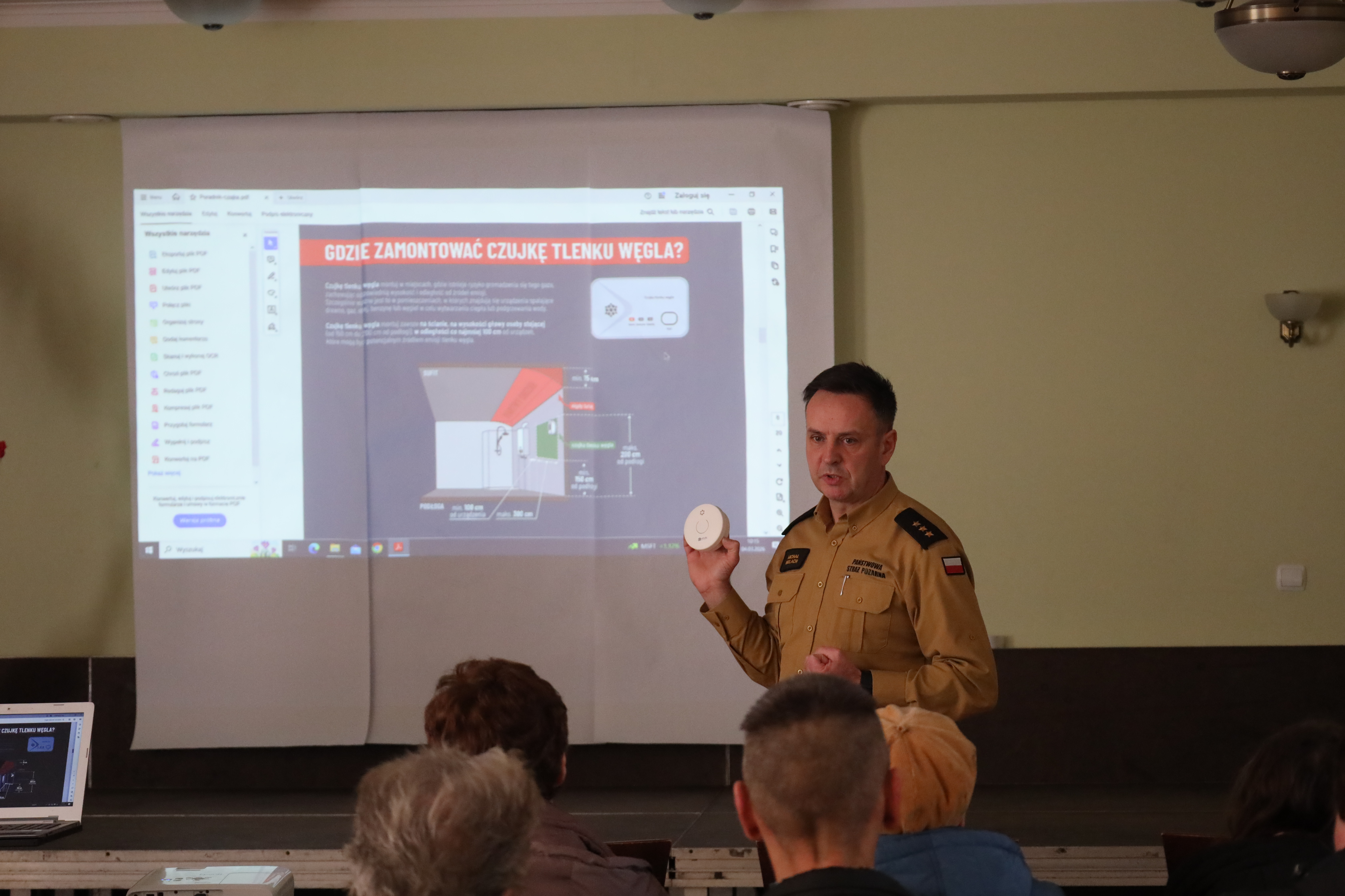 Mieszkańcy Gminy Bolesław mogli dowiedzieć się jak zamontować i eksploatować prawidłowo czujki dymu lub czujki tlenku węgla (na zdjęciu przedstawiciel Komendy Powiatowej Państwowej Straży Pożarnej w Olkuszu).