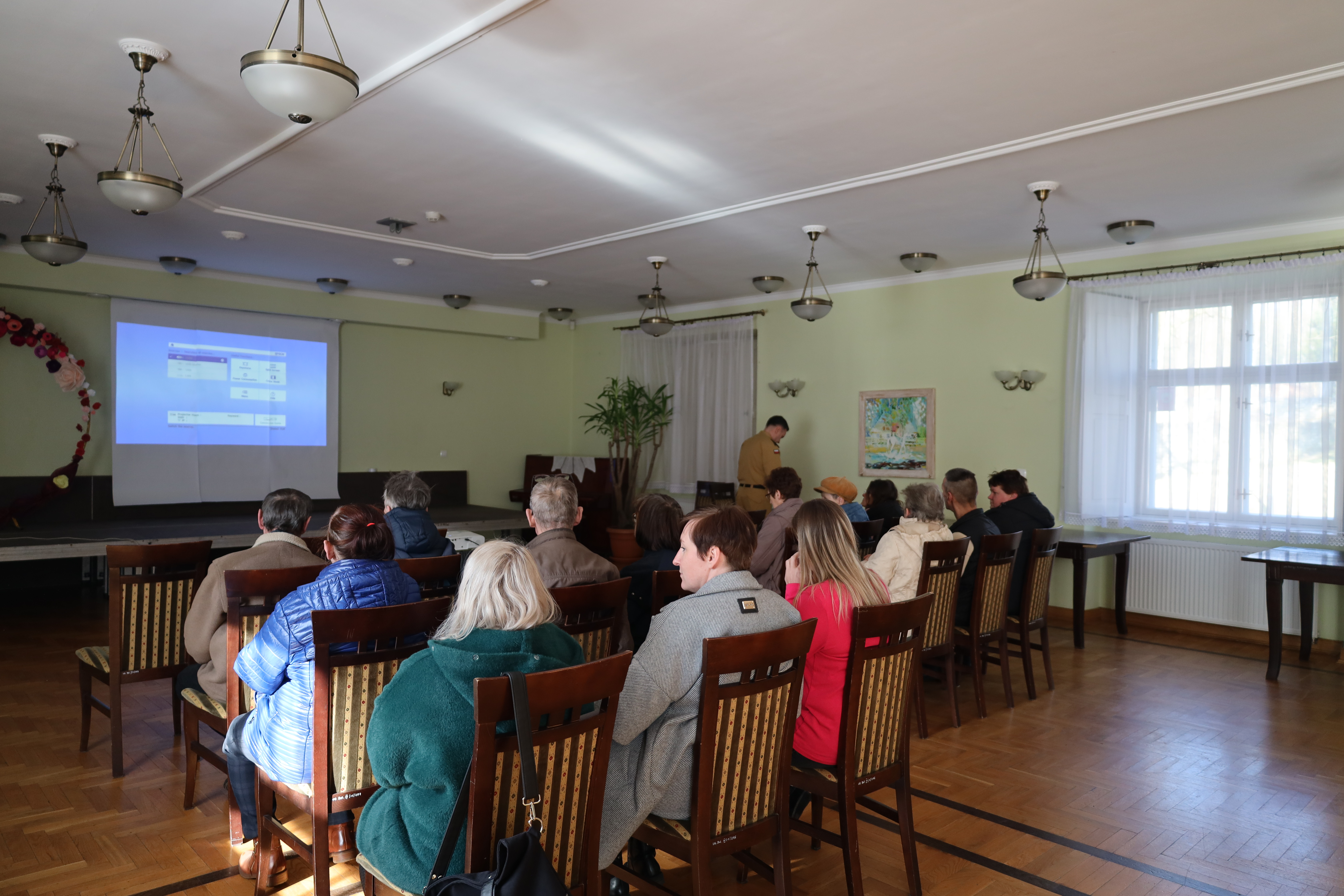 Mieszkańcy Gminy Bolesław mogli dowiedzieć się jak zamontować i eksploatować prawidłowo czujki dymu lub czujki tlenku węgla (na zdjęciu mieszkańcy Gminy Bolesław)