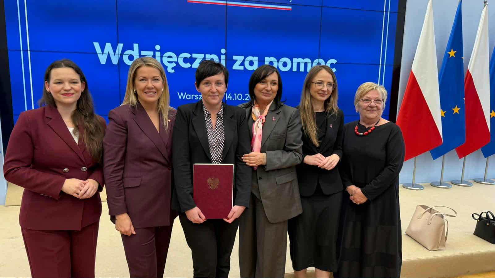 Zdjęcie przedstawia udział przedstawicielki Gminnego Ośrodka Pomocy Społecznej w Bolesławiu P. Pauliny Kozioł w wydarzeniu: Wdzięczni za pomoc. Warszawa, 14 października 2025 r.